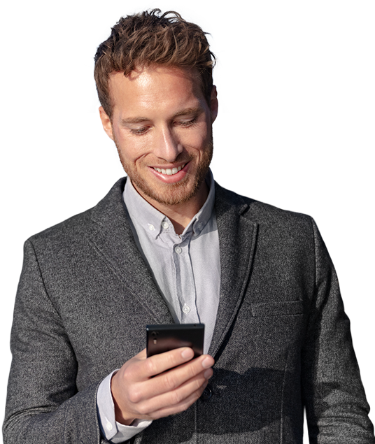 Hombre con celular alegre