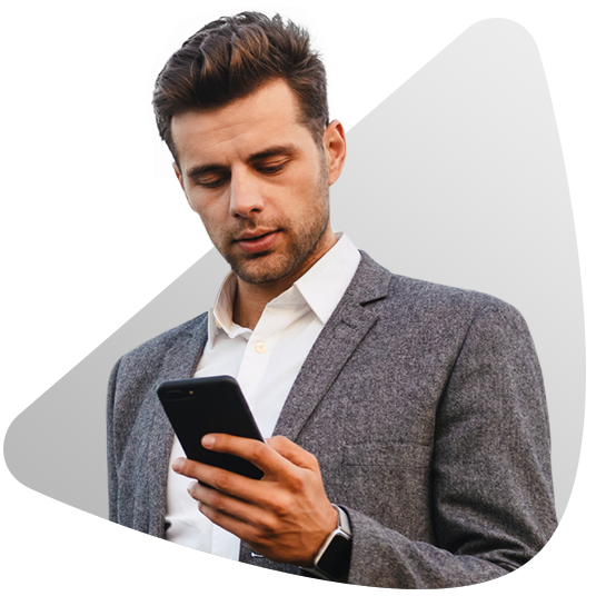 Hombre con celular