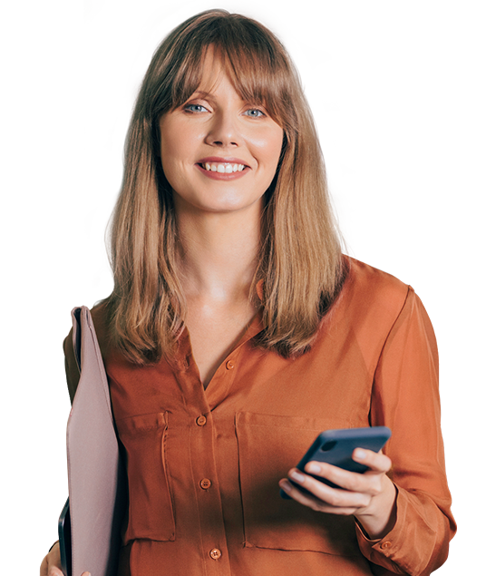 Mujer con celular alegre