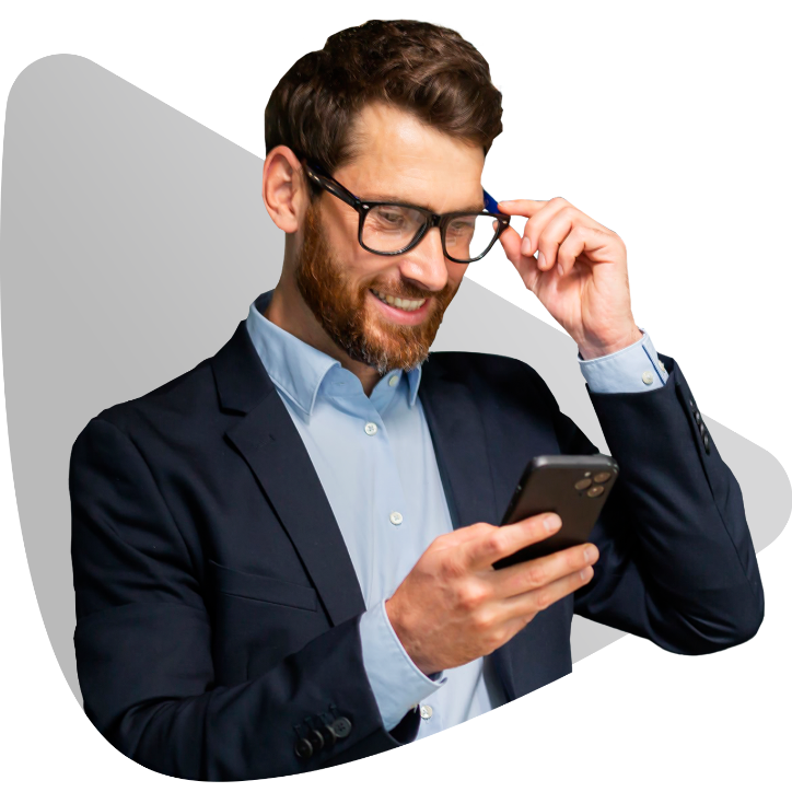 Hombre con celular CDT Digital