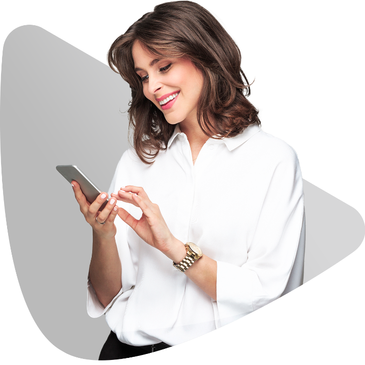 Mujer con celular Mi Comercio